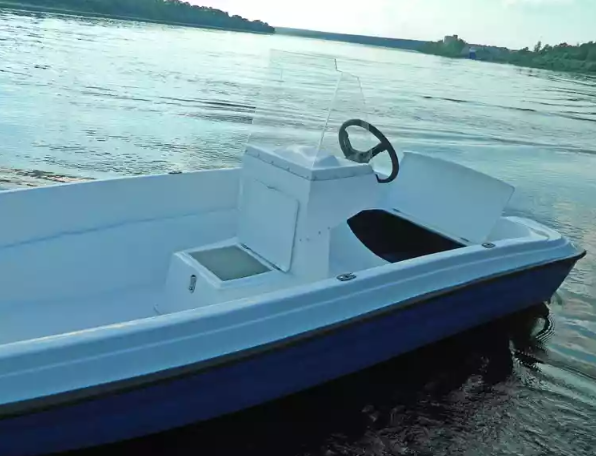 Стеклопластиковая лодка Пингвин с консолью (тримаран) в Октябрьском