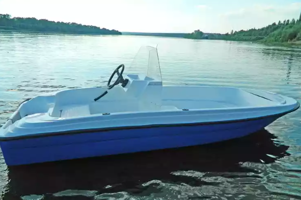 Стеклопластиковая лодка Пингвин с консолью (тримаран) в Октябрьском
