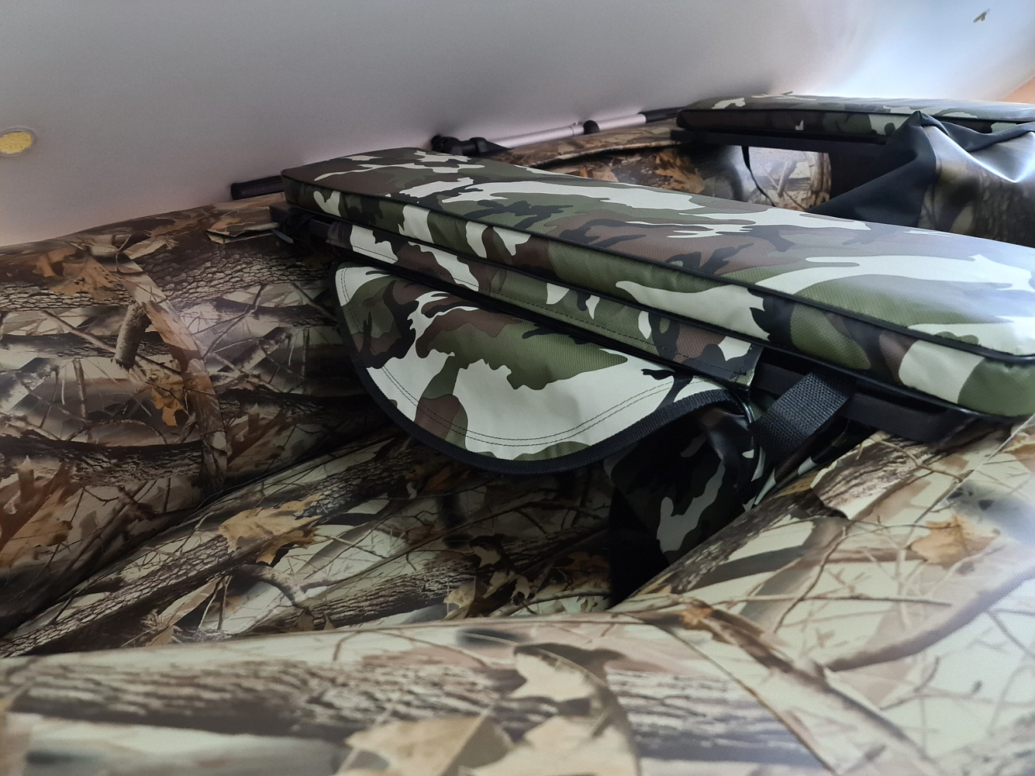 КОМПЛЕКТ МЯГКИХ НАКЛАДОК С СУМКОЙ ДЛЯ ЛОДОК 80Х20 КАМУФЛЯЖ в Октябрьском